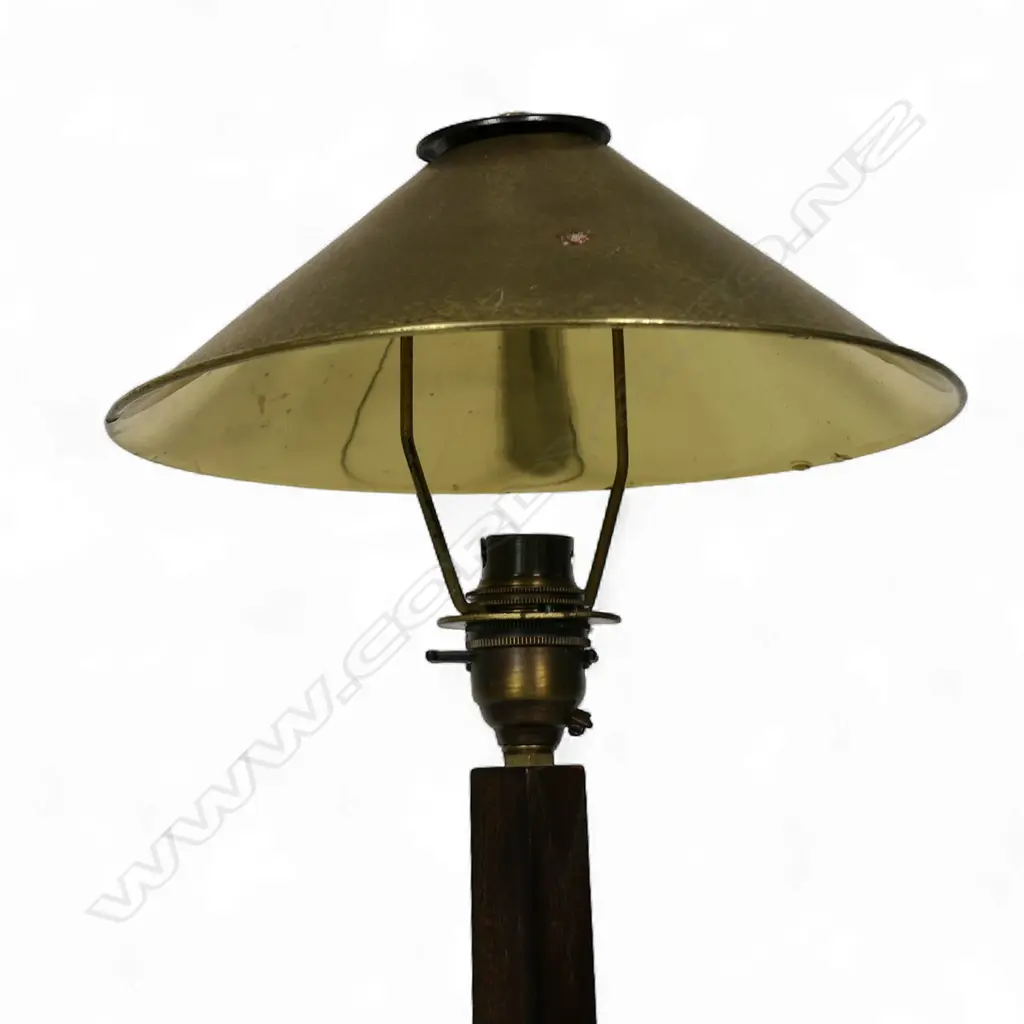 A table lamp and shade, Image 1++